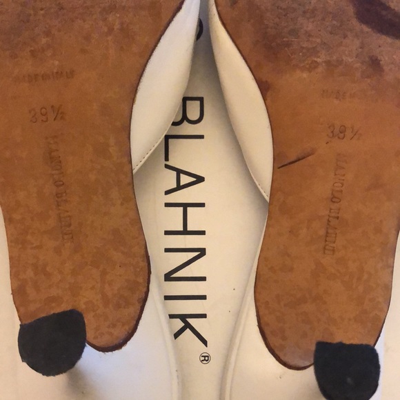 Manolo Blahnik White Leather Mules w/silver embroidery. - Picture 10 of 11